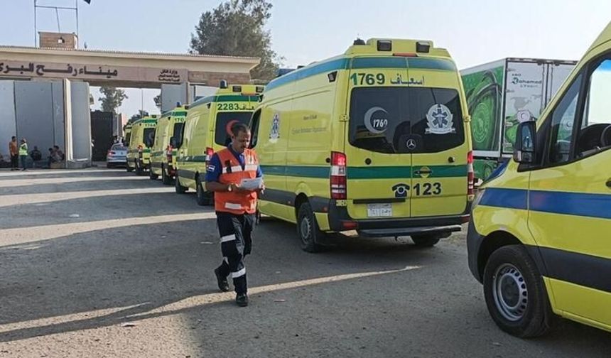 Ambulanslar Filistinli ağır yaralıları nakletmek için Refah Sınır Kapısı'ndan geçti